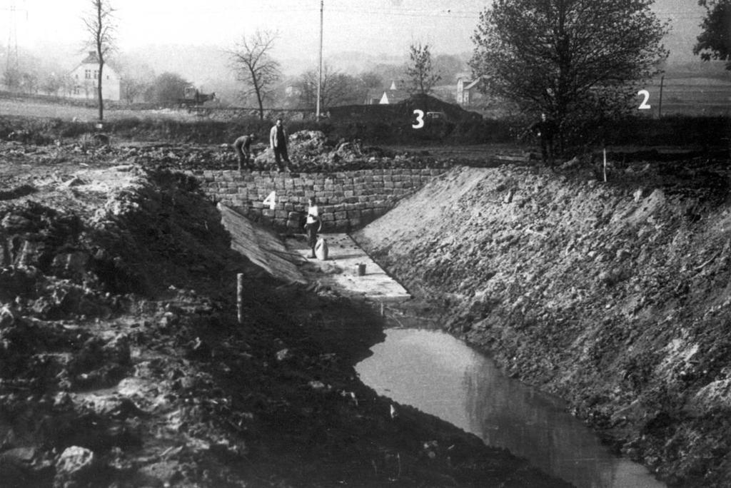Fot. 3. Widok na groblę (3), za którą znajduje się zbiornik retencyjny (2).