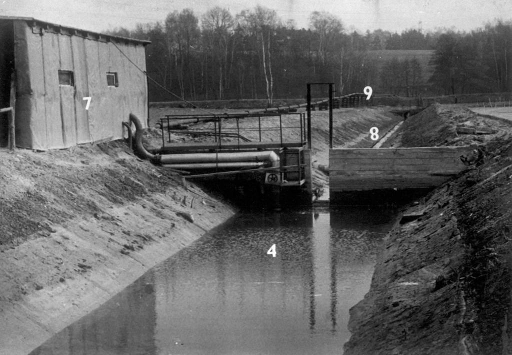 6 6 Fot. 5. Stacja pomp (7) ze zbiornikiem - rząpiem (4).