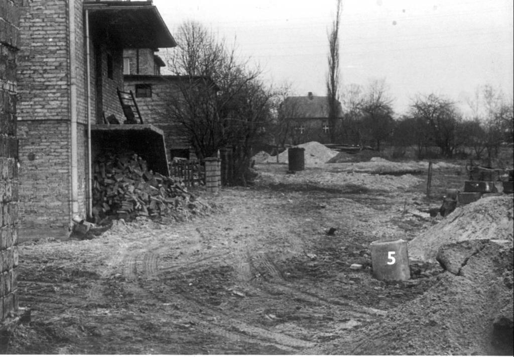 Fot. 7. Ekran ochronny przykryty glebą, studzienka rewizyjna - piezometr (5) 5.