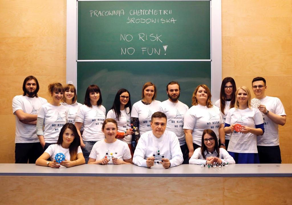 Katedra Chemii i Radiochemii Środowiska Pracownia Chemometrii Środowiska Chcemy, żeby współczesna chemia była bezpieczna, dlatego z pasją tworzymy metody komputerowe wspierające projektowanie nowych,