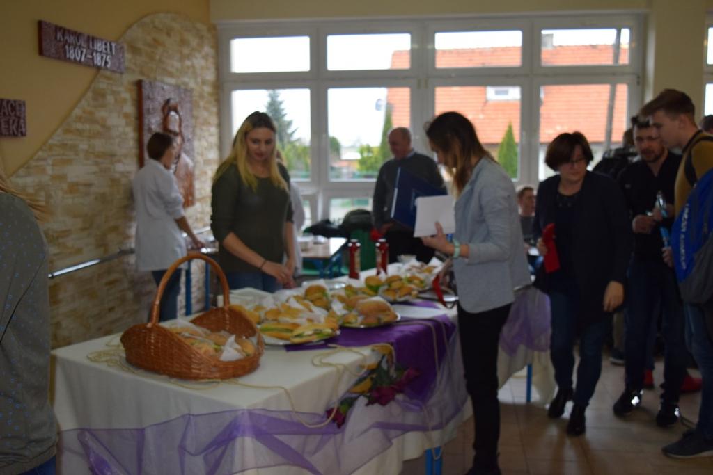 Uczniowie przygotowywali wypieki, które sprzedawali na kiermaszach, a uzyskane fundusze przekazywali na szczytne cele.