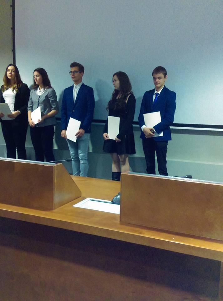 najmniej jednej dziedzinie wiedzy, uzyskując w niej najwyższe wyniki, a w pozostałych dziedzinach wiedzy wyniki co najmniej dobre.
