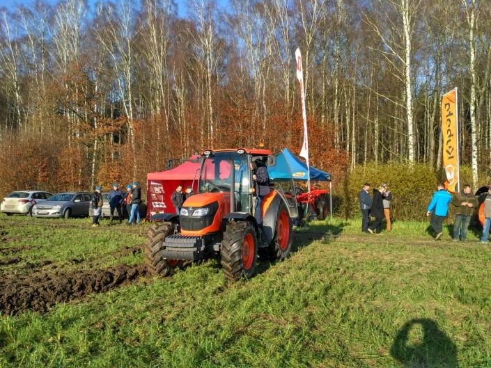 młodzieży tyce ciągniki marki Kubota, na pokazach w Zelgniewie. z kl.