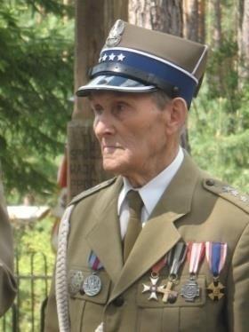 Jego odwaga i wielka determinacja pozwoliła pozostałym znosić trud życia codziennego, ciąg prześladowań i przesłuchań przez UB, pogodzić się ze śmiercią bliskich im osób.