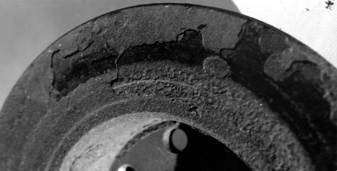 : istotne obniżenie skuteczności hamowania, droga hamowania zwiększa się 2 4 krotnie oraz zwiększone zużycie elementów metalowych (tarcz, bębnów) i współpracującego z nimi tworzywa ciernego (klocków