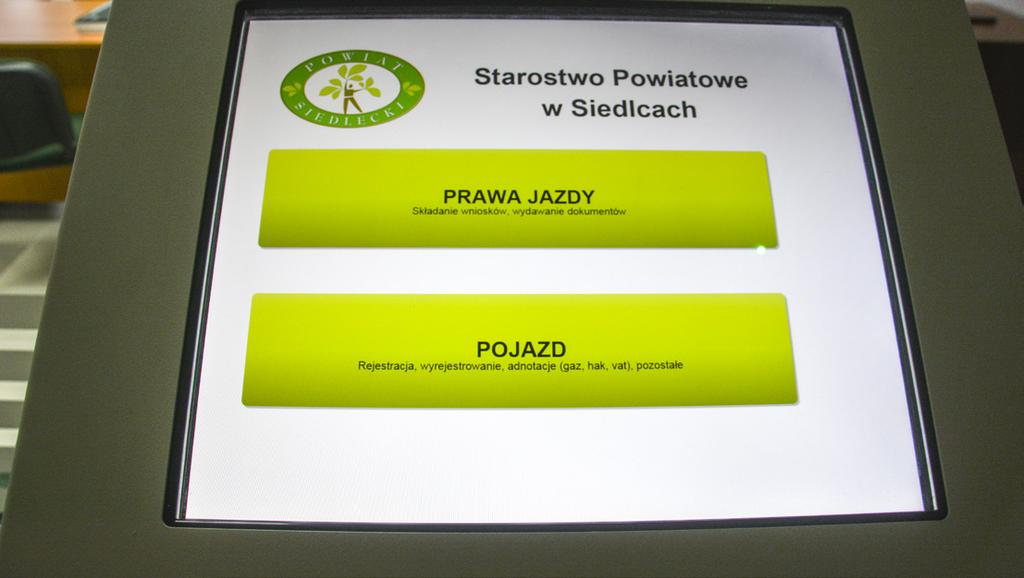 Dzięki temu możemy na bieżąco obserwować na ekranie liczbę osób oczekujących oraz numer zarezerwowanego stanowiska.