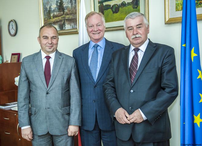 W uroczystościach wzięli udział przedstawiciele szkół i instytucji zaangażowanych we współpracę z organizacją oraz amerykańscy wolontariusze na czele z Prezydentem Global Volunteers Burnhamem