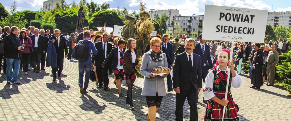 Korowód dożynkowy powiatu siedleckiego ubarwił udział zespołu śpiewaczego Ale Babki z miejscowości