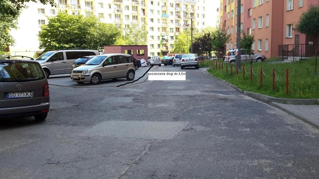 a za nią skarpa ze znikomą możliwością poszerzenia drogi. Na końcu tej drogi po lewej stronie jest możliwość wydłużenia zatoki parkingowej i stworzenia ok.