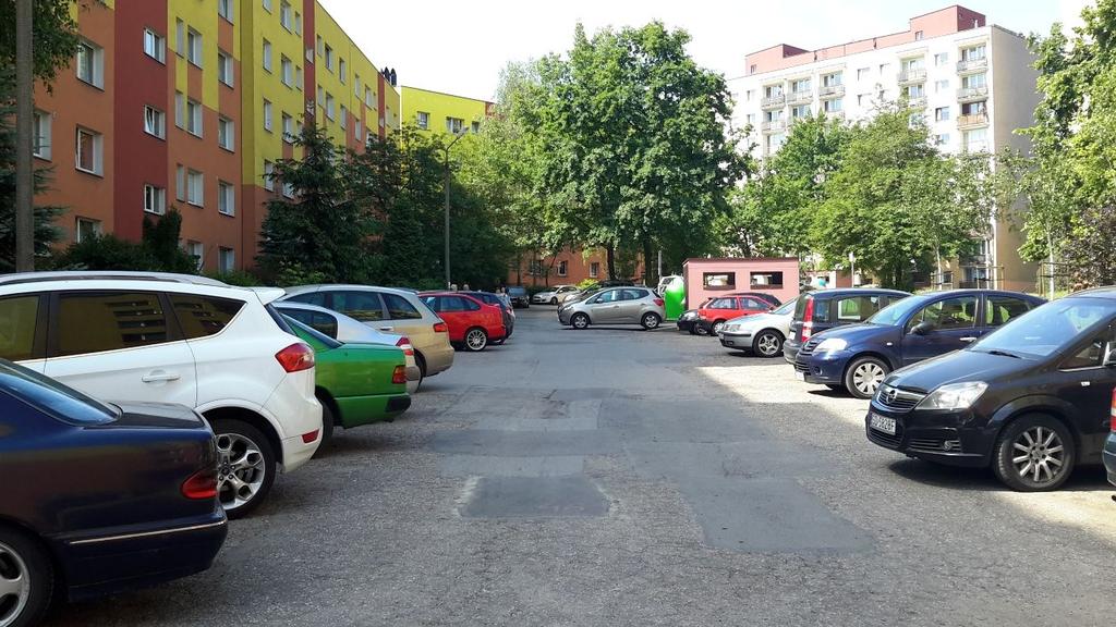 Należy uporządkować i oznakować miejsca parkingowe na początku bloku (zdjęcie nr 8).