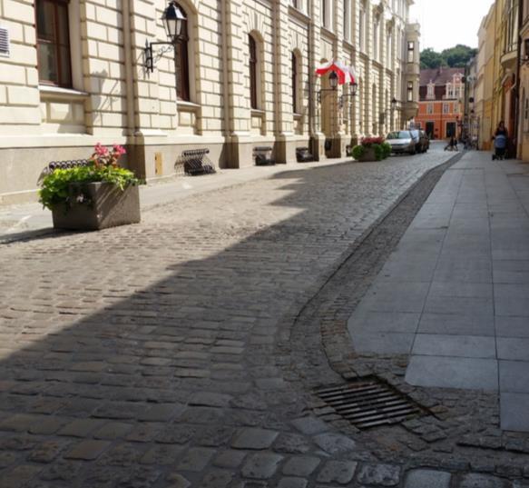 Dzięki korytkom spływowym ułożonym w poprzek drogi można uspokoić ruch uliczny.