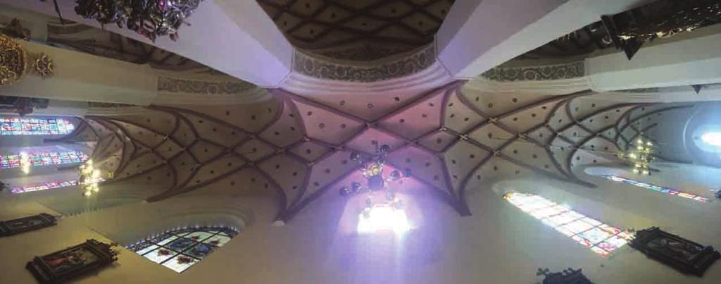 Szprotawa, the Assumption of the Blessed Virgin Mary Church, interior: a) the vault of the nave b) the vault of the southern aisle (photo by A. Legendziewicz) b pozbawione są okien w przyziemiu.