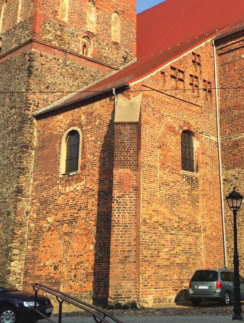 Szprotawa, the Assumption of the Blessed Virgin Mary Church, the view of the presbytery from the east (photo by A. Legendziewicz) zdwojony portal, a powyżej wysokie ostrołuczne okno.