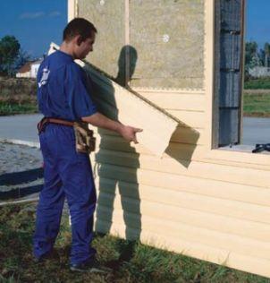 (Zdjęcie 2 - Siding mocuje się od dołu ściany, fot. Royal Europa) (Zdjęcie 3 - Montaż sidingu poprzedza przygotowanie drewnianego rusztu; materiał powinien być zaimpregnowany. fot. Royal Europa) Listwy wykończeniowe typu J - Listwy J służą do obrobienia otworów okiennych i drzwiowych.
