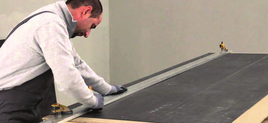 Odwrócić panel ceramiką do góry i przeciąć płytę LAMINAM za pomocą noża do ceramiki (rys.