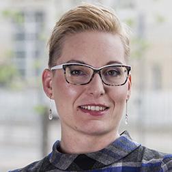 w tworzeniu polityki personalnej, szkoleniowej oraz regulacji wewnętrznych w zakresie ZFŚS, regulaminu pracy i wynagradzania. Uczestniczyła w wielu projektach twardego i miękkiego obszaru HR, np.