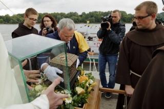 który na jachcie Piotr I dopłynął na szerokość 82 19'N. Rekordowy rejs odbywający się w ramach projektu SEKSTANT EXPEDITION Lodowe Krainy 2014-2015.... " http://www.sekstant.