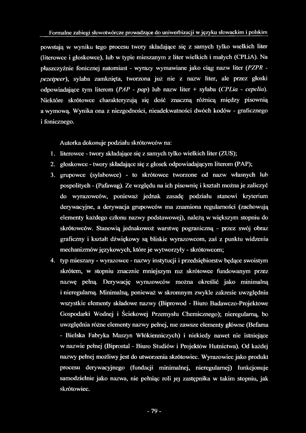 Na płaszczyźnie fonicznej natomiast - wyrazy wymawiane jako ciąg nazw liter (PZPR - pezetpeer), sylaba zamkniętą tworzona już nie z nazw liter, ale przez głoski odpowiadające tym literom (PAP - pap)