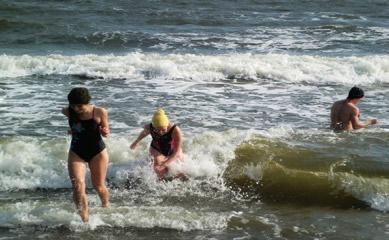 .. jak już się tu jest, to może by się tak wykąpać? Śnieg na plaży? Phi! Zamrożona woda na skałach? Phi! Pierwszą turę rozpoczęły dziewczyny.