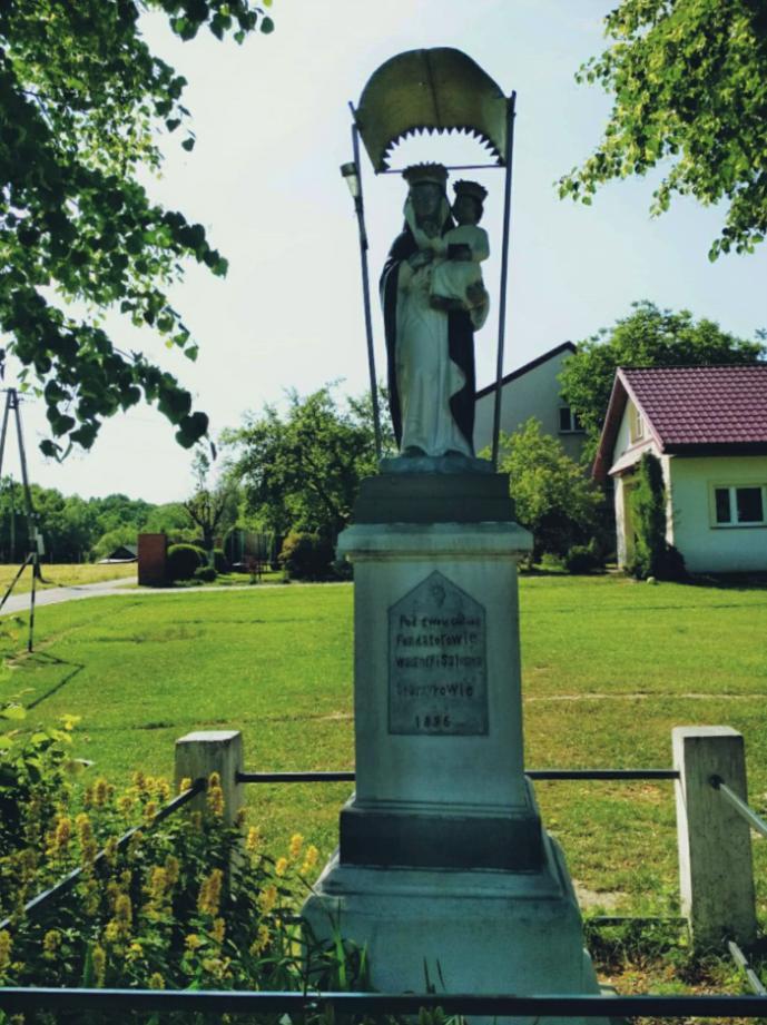 Na działce Kazimierza i Danuty Ryndaków stoi kamienna figura Matki Boskiej z Dzieciątkiem Jezus na ręku. Na wysokim, wielostopniowym postumencie umieszczono napis: Pod Twoją obronę.
