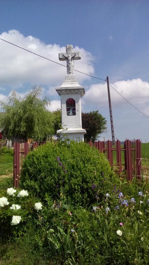 Historia kapliczki: Walenty Starzyk był znachorem, który leczył ludzi ziołami, ale ksiądz Skiba nie znając prawdy uwierzył ludziom, którzy mówili, że leczy za pomocą czarów.