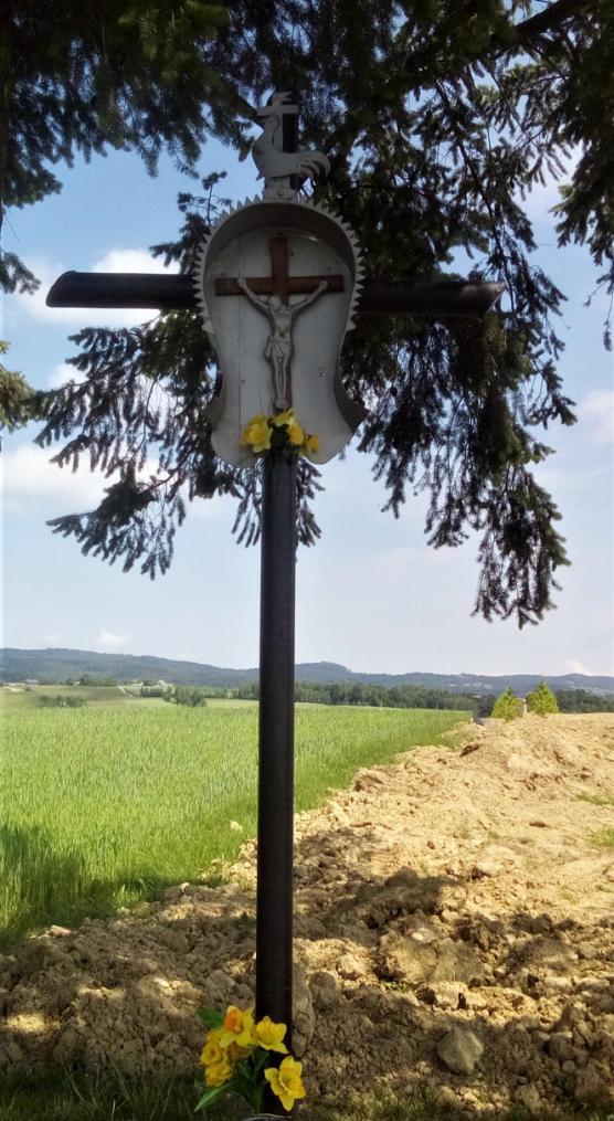 Przy drodze dojazdowej do posesji Anny i Adama Zbylutów stoi metalowy krzyż z wizerunkiem Pana Jezusa.