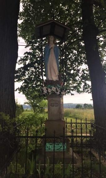 Historia krzyża: Mieczysław i Franciszka Zbylut zakupili kawałek pola.