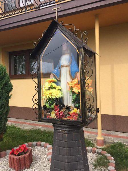 Właścicielami kapliczki są Marta i Paweł Berowscy.