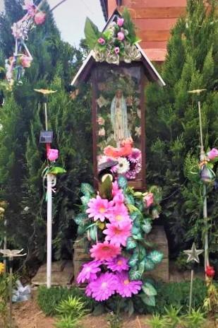 Właścicielami i fundatorami kamiennej groty z gipsową figurką Matki Bożej Niepokalanej są Zdzisława i Teofil