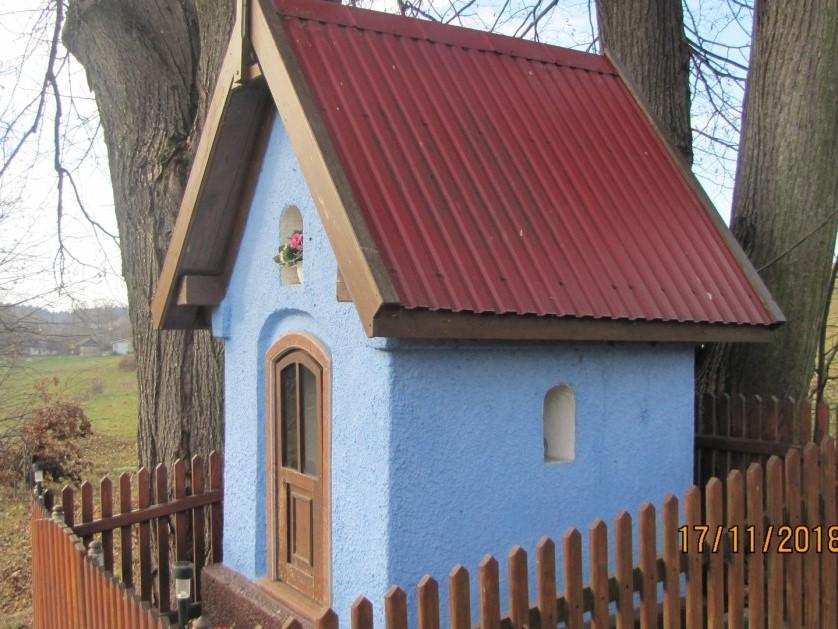 Kapliczka domkowa murowana z kamienia, otynkowana, na wysokim podmurowaniu wybudowana została ok. 1830 r.