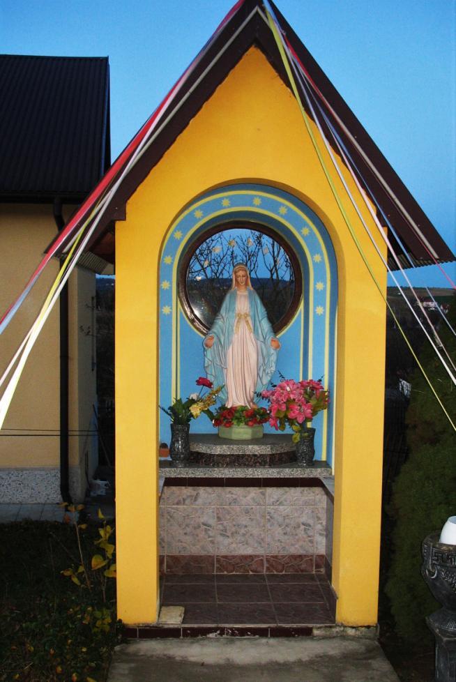 oraz współczesna gipsowa figurka Najświętszej Maryi Panny. W ogrodzie Jana Żyrkowskiego w latach 90-tych XX w.