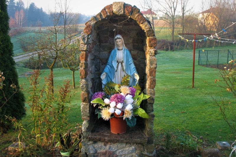 Do budowy groty wykorzystano kamień granitowy. Kapliczka powstała w 2009 r. z fundacji Teresy i Jana Bąków.