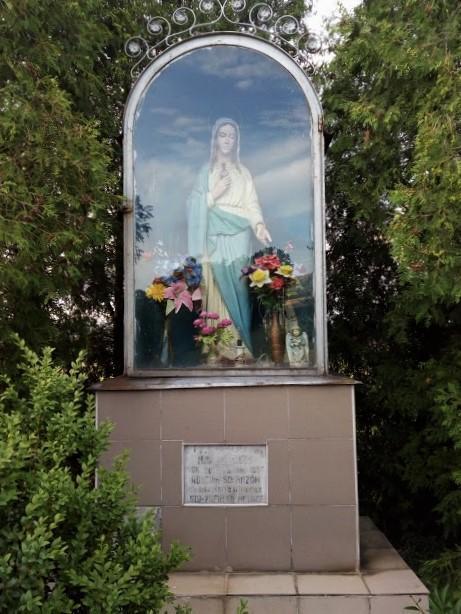 Właścicielami kapliczki są Jerzy i Renata Niemcowie. Kapliczka poświęcona jest Niepokalanemu Sercu Maryi.