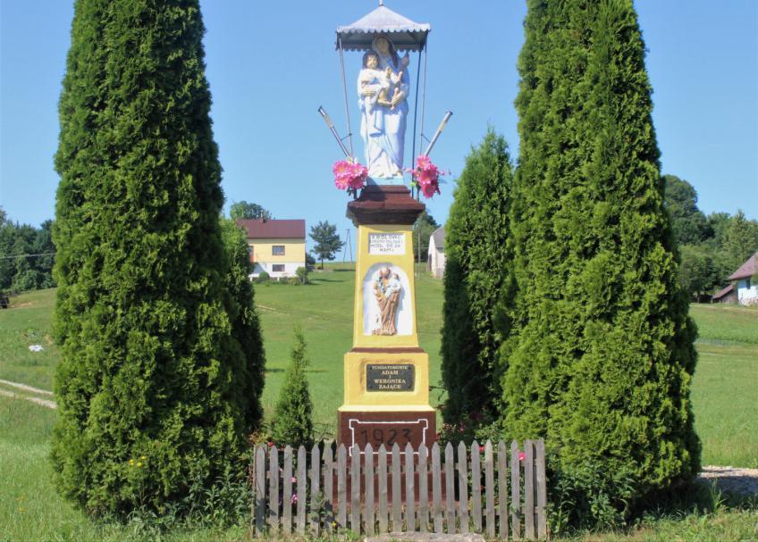 Figura Matki Bożej z Dzieciątkiem na ręku z metalowym ozdobnym daszkiem stoi na posesji Renaty i Dariusza Zająców. Pod figurą na wielostopniowym postumencie umieszczono płaskorzeźbę św.