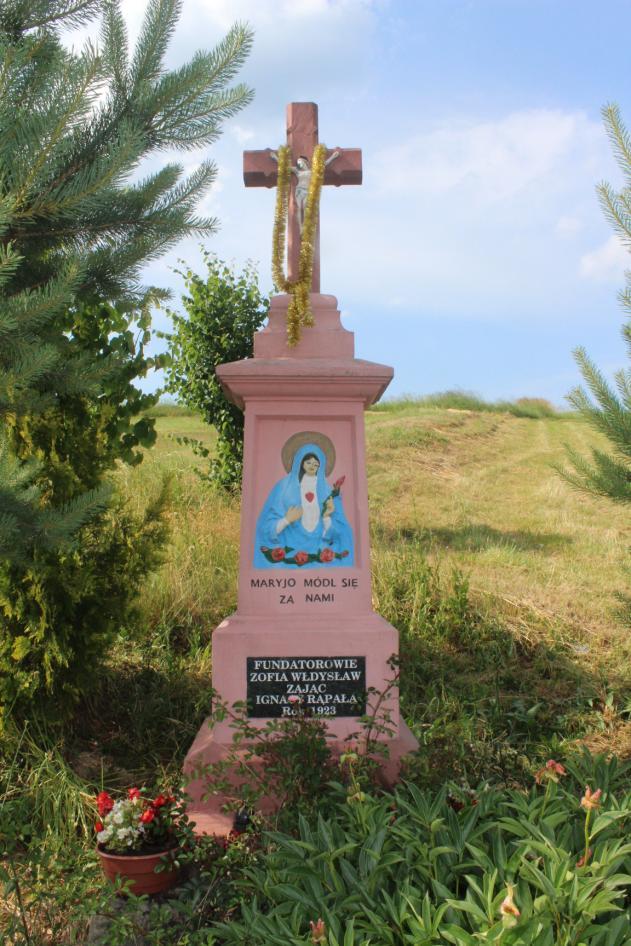 Przy drodze na posesji Piotra Bąka stoi betonowy krzyż z metalowym wizerunkiem Chrystusa, wzniesiony w 1977 r.