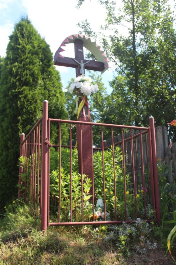 W pobliżu domu Małgorzaty i Zbigniewa Sowów usytuowany jest drewniany krzyż z metalowym wizerunkiem Chrystusa oraz ozdobnym, blaszanym zadaszeniem.