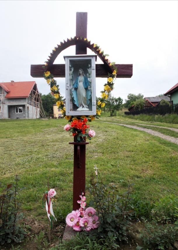 Przy drodze obok domu Zofii i Mieczysława Mikosów stoi drewniany dębowy krzyż z XIX w. z metalowym wizerunkiem Chrystusa.