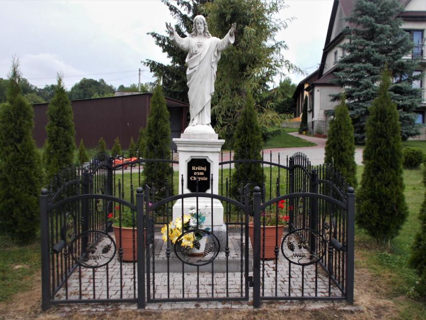 Miłosiernego z siostrą Faustyną i napisem: Jezu ufam Tobie, na czwartej stronie wizerunek Maryi Niepokalanej i napis: Módl się za nami. Tuż przy drodze obok domu Agaty Bąk postawiono w 1920 r.