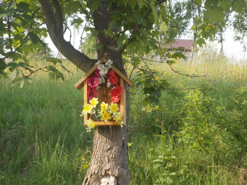 Na działce Marty i Marka Ryndaków stoi kamienna kapliczka z figurą Matki Bożej Królowej Polski z Dzieciątkiem Jezus na ręku, na