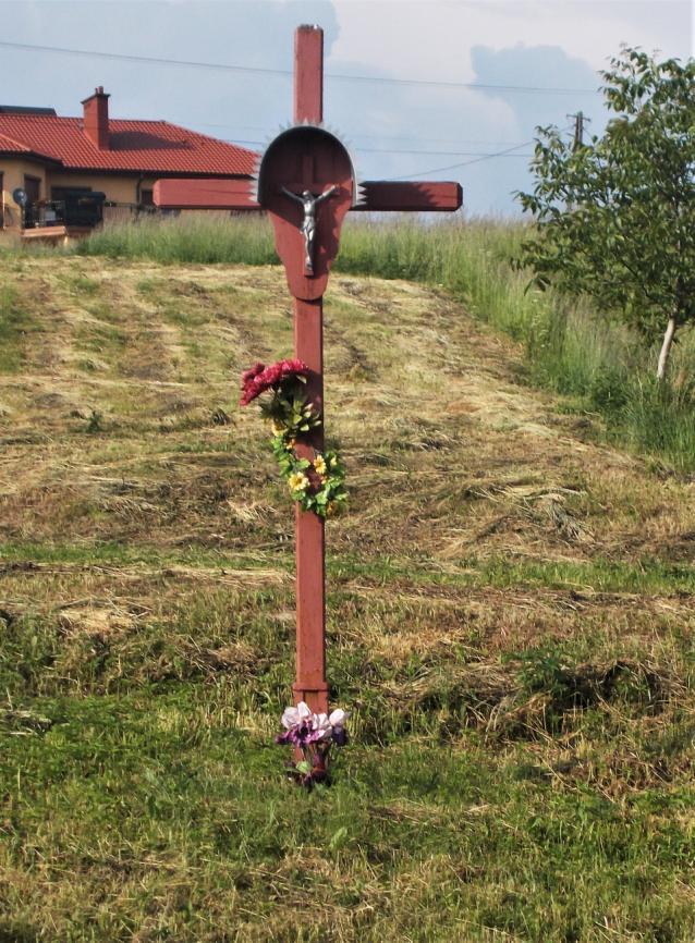 Na posesji Leszka Bąka stoi drewniany krzyż (w miejscu poprzedniego) z metalowym wizerunkiem Chrystusa z ozdobnym