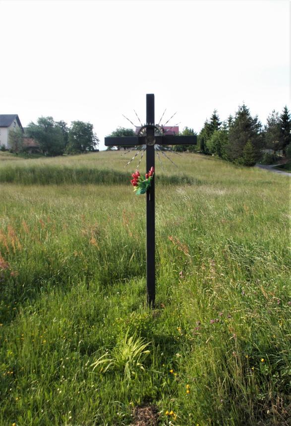 Na posesji Barbary i Eugeniusza Róż stoi odnowiony metalowy krzyż w miejscu, gdzie stał pierwotnie betonowy krzyż,