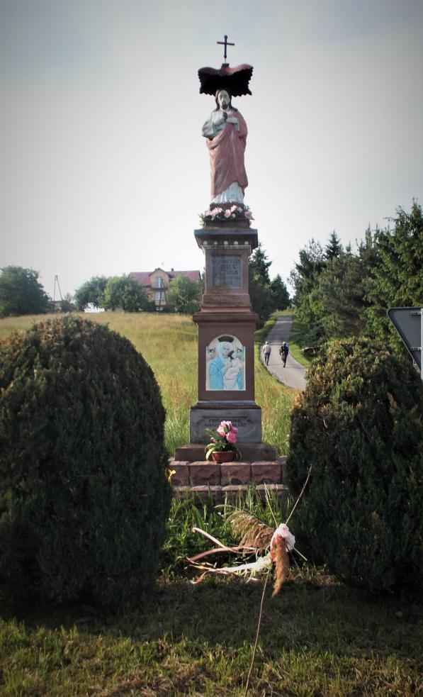 Na działce Andrzeja Karasia stoi kamienny posąg Serca Pana Jezusa posadowiony na wysokim, wielostopniowym