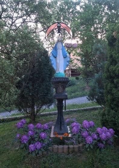 Na posesji Jolanty i Romana Wójcików w ogrodzie stoi figura Matki Bożej Niepokalanej (odlew) na wysokim postumencie z