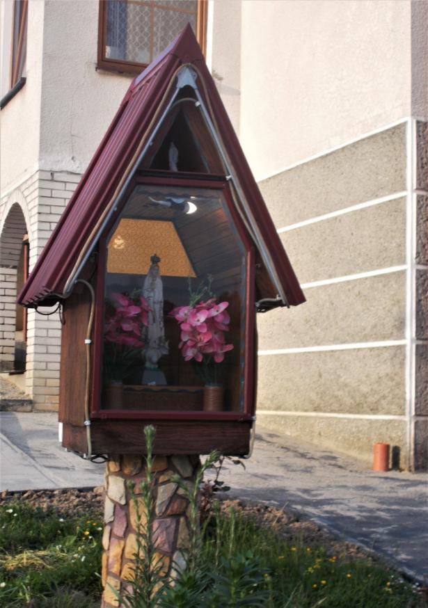 Grażyna i Emil Mikosowie to właściciele i fundatorzy kapliczki z figurą Matki Boskiej Niepokalanej w oszklonej gablocie
