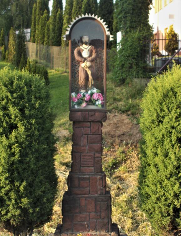 Tuż przy wejściu do domu Moniki i Marcina Cholewów stoi szafkowa, oszklona kapliczka z figurą Matki Boskiej Fatimskiej.