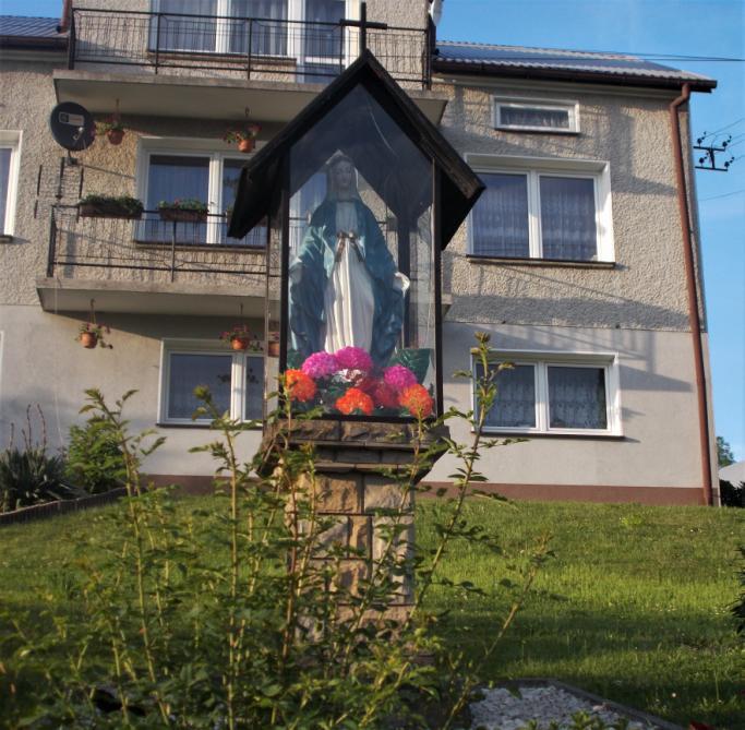 z fundacji Anastazji i Stanisława Rąpałów w intencji opieki Matki Bożej nad rodziną.