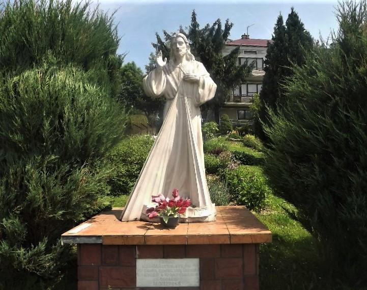 Kapliczkę wzniesiono ok. 1860 r. Na posesji Marty i Jerzego Gogolów stoi figura Pana Jezusa Miłosiernego.