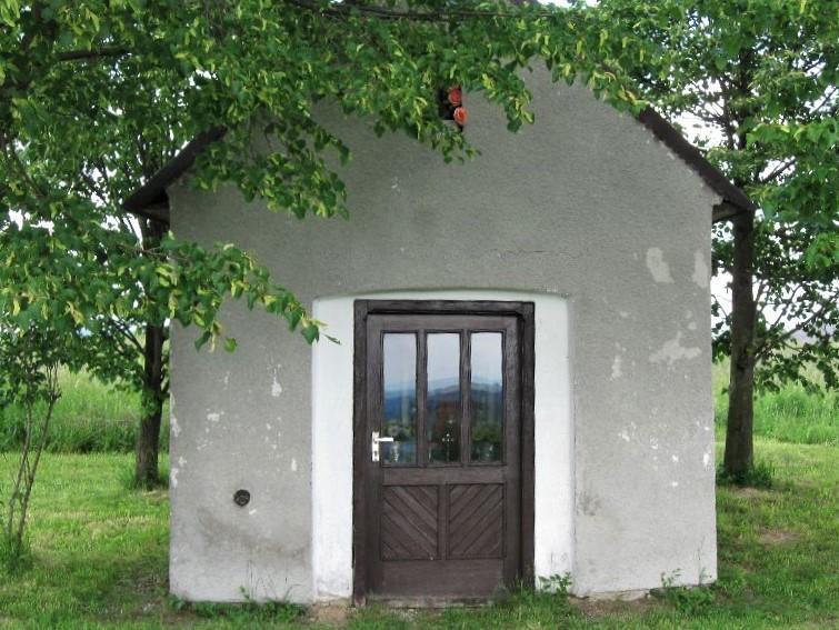 kryta blachą, zbudowana w poł. XIX w. z fundacji rodziny Witków.