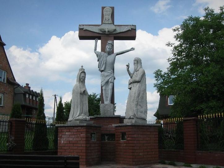 Poniżej rzeźba Jezusa Chrystusa zstępującego z krzyża. Po lewej stronie Matka Bolesna, po prawej św. Jan Ewangelista.