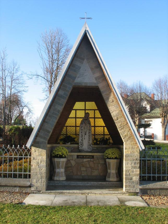 MOŚCISKA I CENTRUM Na placu kościelnym stoi murowana kapliczka z figurą Matki Bożej Niepokalanej. Kapliczka powstała w latach 90 tych XX w. Na dole widoczny jest napis: Ave Maryja.